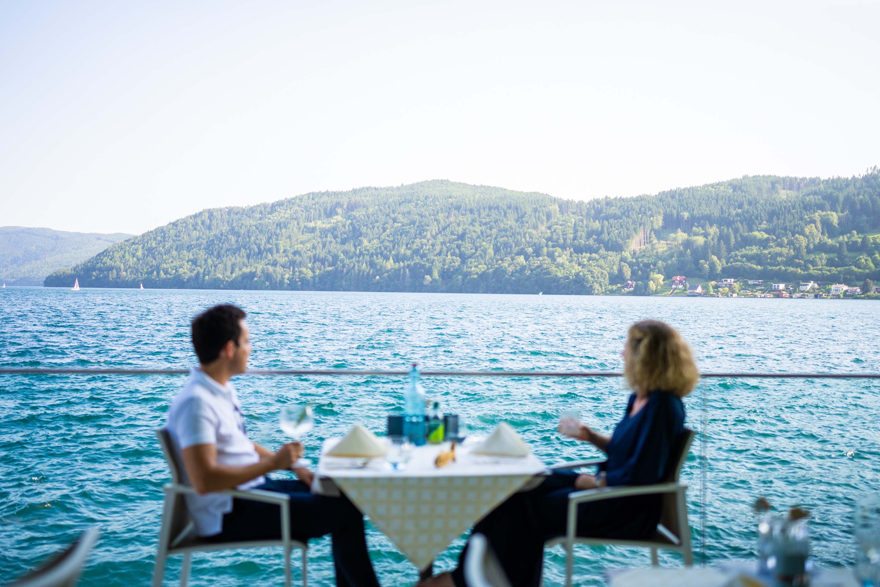 Urlaub am See: Restaurant Terrasse direkt am See - Seeglück Hotel Forelle**** S Millstatt