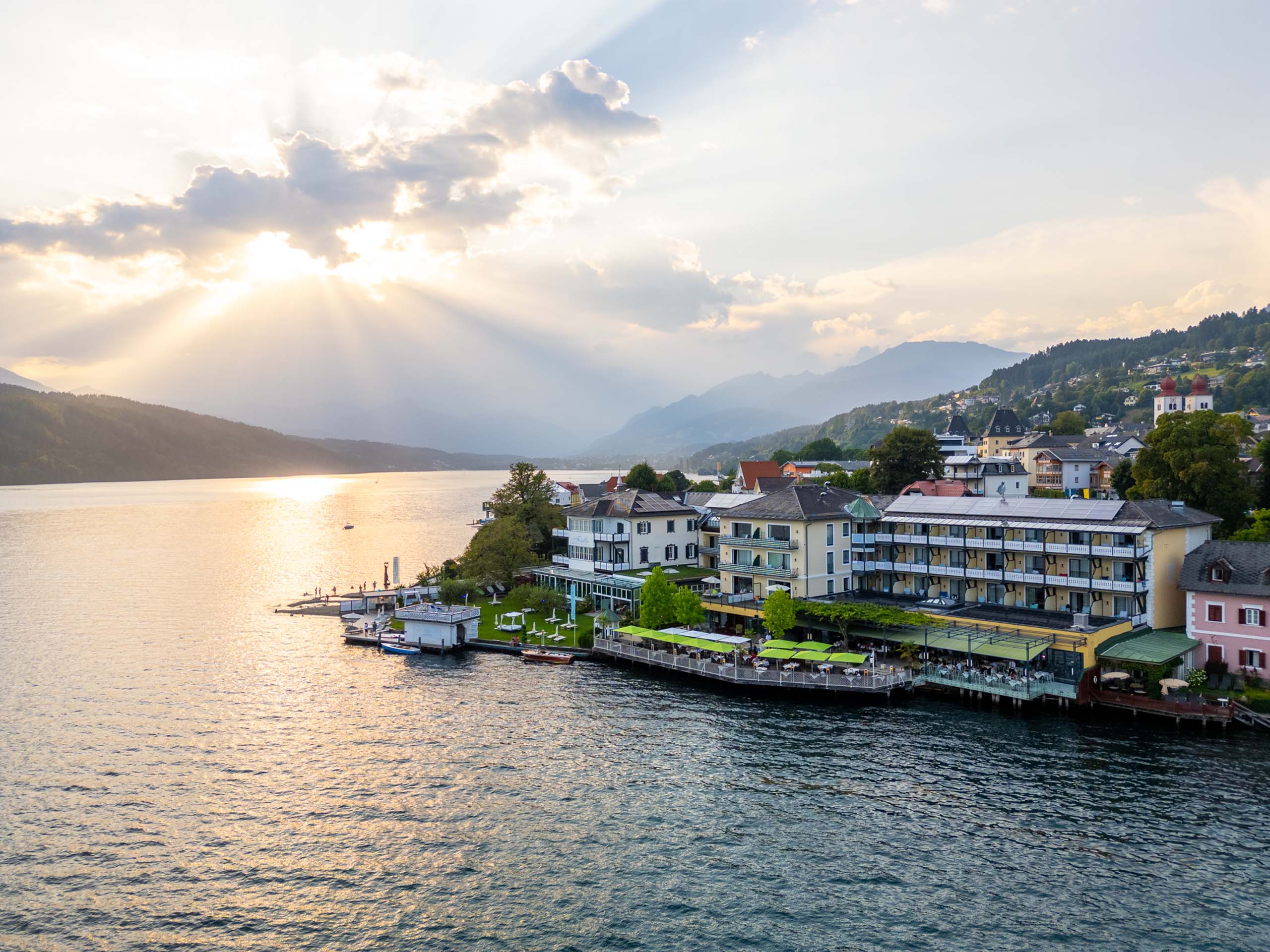 Urlaub am See: Lage direkt am Wasser - Seeglück Hotel Forelle**** S Millstatt