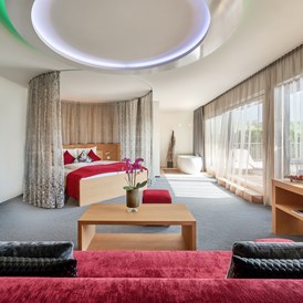 Urlaub am See: Panorama-Suite mit Himmelbett, freistehender Badewanne und großer Dachterrasse - Ritzenhof - Hotel und Spa am See