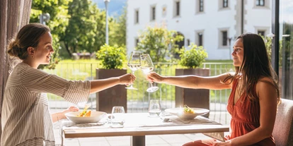 Hotels am See - FKK-Strand - Cheers! Ein schöner Ausblick ist in unserem Restaurant garantiert.  - Ritzenhof - Hotel und Spa am See