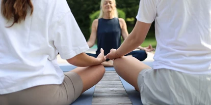 Hotels am See - FKK-Strand - Namasté beim Yoga am See - Ritzenhof - Hotel und Spa am See