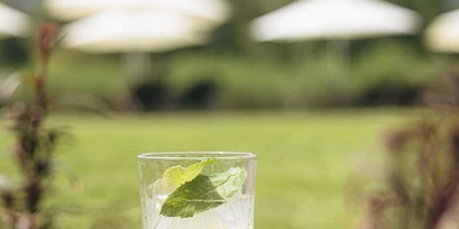 Hotels am See - FKK-Strand - Mit der Lakeside Bar kommt der Lieblingsdrink zur Liege! - Ritzenhof - Hotel und Spa am See