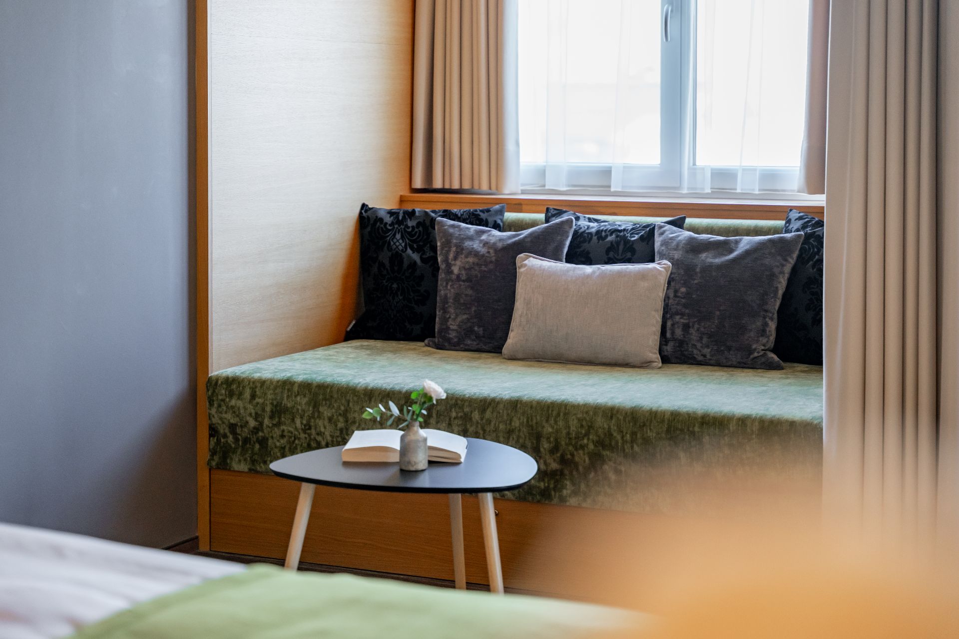 Urlaub am See: Sitzbereich Zimmer Bergblick - Ritzenhof - Hotel und Spa am See