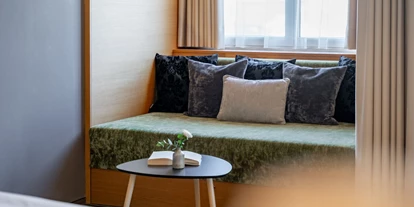 Hotels am See - FKK-Strand - Sitzbereich Zimmer Bergblick - Ritzenhof - Hotel und Spa am See