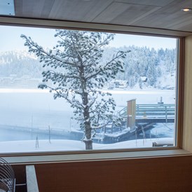 Urlaub am See: Winteraussicht Sauna - Hotel Hochschober