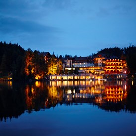 Urlaub am See: Außenansicht Abend - Hotel Hochschober