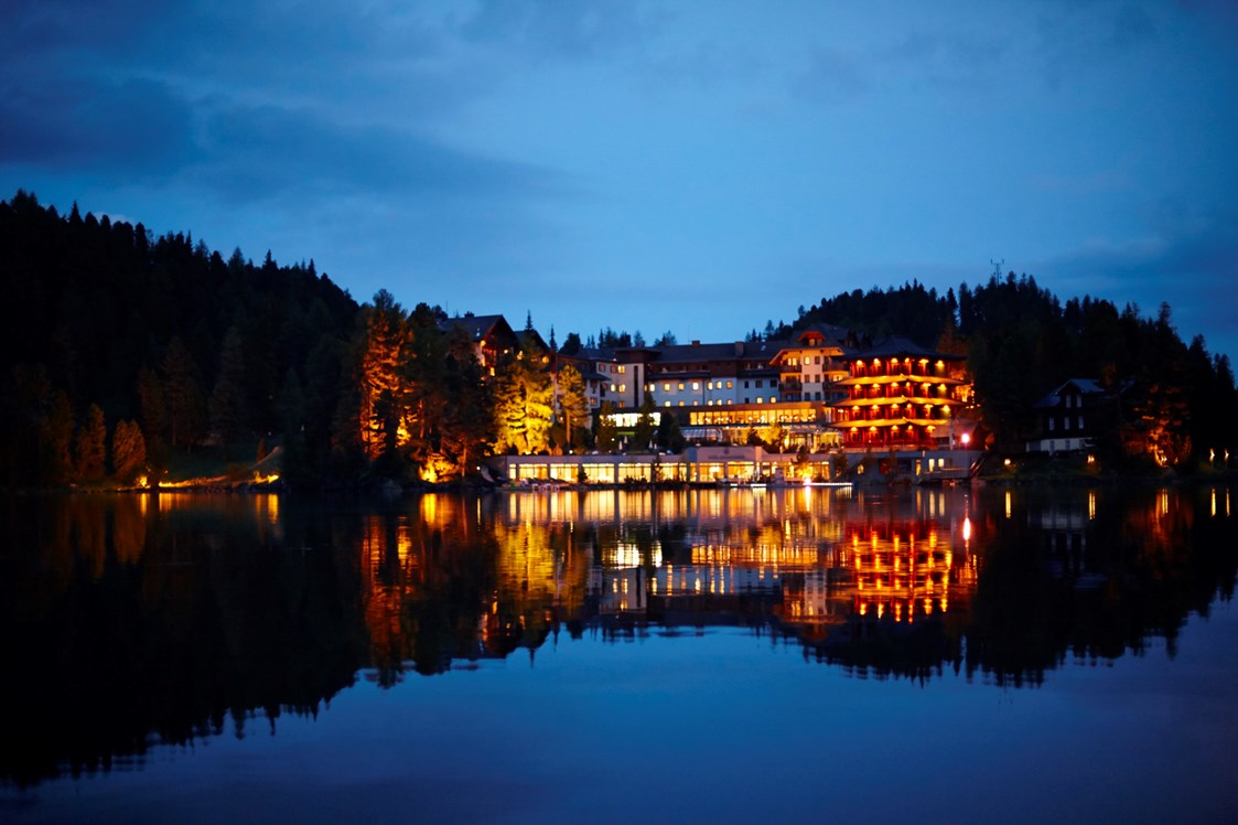 Urlaub am See: Außenansicht Abend - Hotel Hochschober
