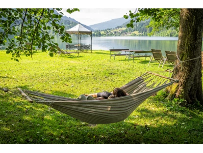 Hotels am See - Millstatt - Hängematte mit Seeblick am Strandbad  - Familien - Sportresort BRENNSEEHOF