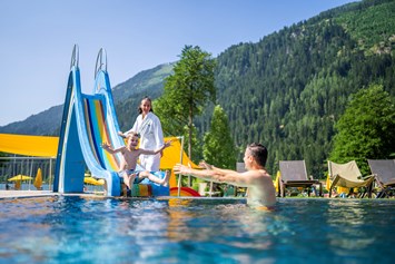 Urlaub am See: Outdoor Pool mit Rutsche  - Familien - Sportresort BRENNSEEHOF 