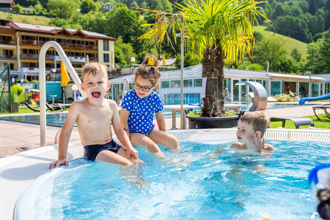 Urlaub am See: Outdoor Whirlpool - Familien - Sportresort BRENNSEEHOF 