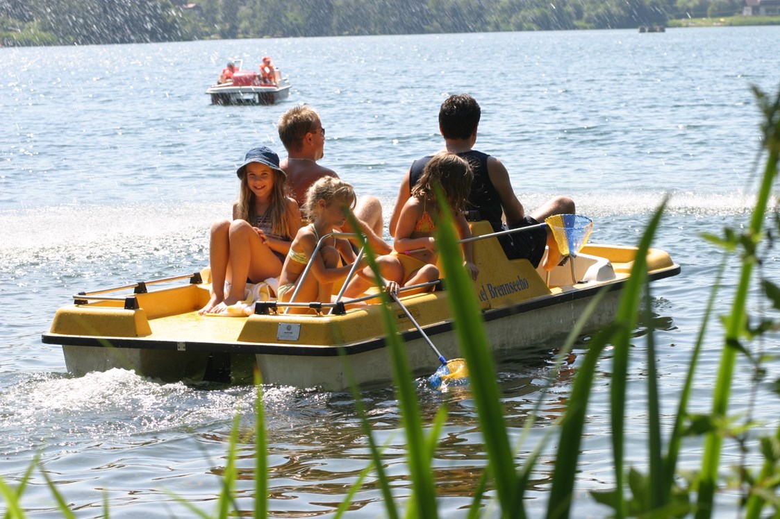 Urlaub am See: Tretboot beim Brennseehof - Familien - Sportresort BRENNSEEHOF 