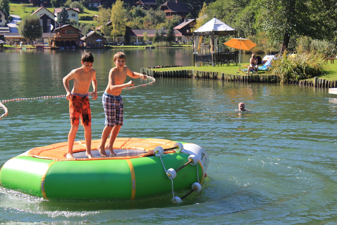 Urlaub am See: Wassertrampolin beim Strandbad Brennseehof - Familien - Sportresort BRENNSEEHOF 