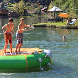 Urlaub am See: Wassertrampolin beim Strandbad Brennseehof - Familien - Sportresort BRENNSEEHOF 
