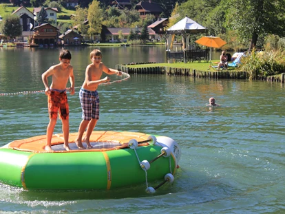 Hotels am See - Millstatt - Wassertrampolin beim Strandbad Brennseehof - Familien - Sportresort BRENNSEEHOF