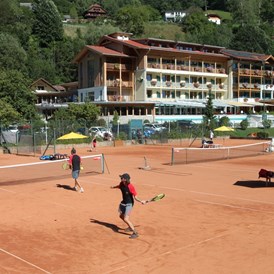 Urlaub am See: Tennisspiel  - Familien - Sportresort BRENNSEEHOF 