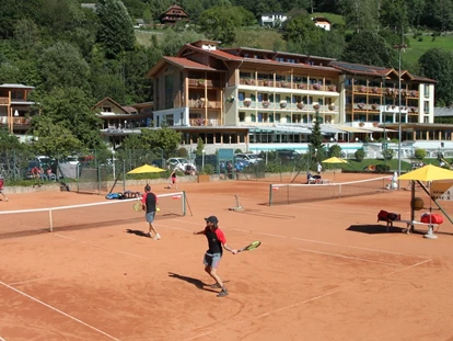 Hotels am See - Millstatt - Tennisspiel  - Familien - Sportresort BRENNSEEHOF
