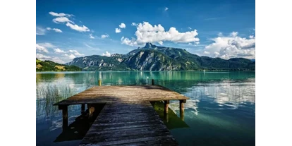 Hotels am See - Verpflegung: Frühstück - Bootsteg am Mondsee mit herrlichem Blick auf die Berge - Hotel Seehof Mondsee