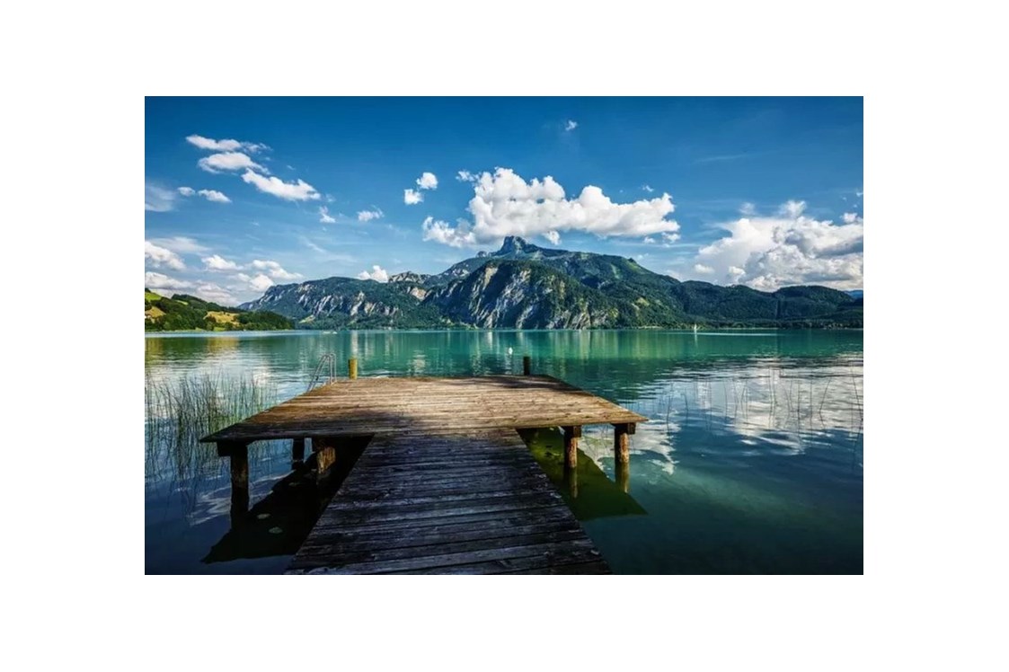 Urlaub am See: Bootsteg am Mondsee mit herrlichem Blick auf die Berge - Hotel Seehof Mondsee