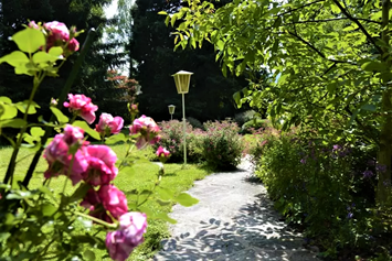 Urlaub am See: Hotel Seehof Mondsee Garten. Perfekt für romantische Spaziergänge - Hotel Seehof Mondsee