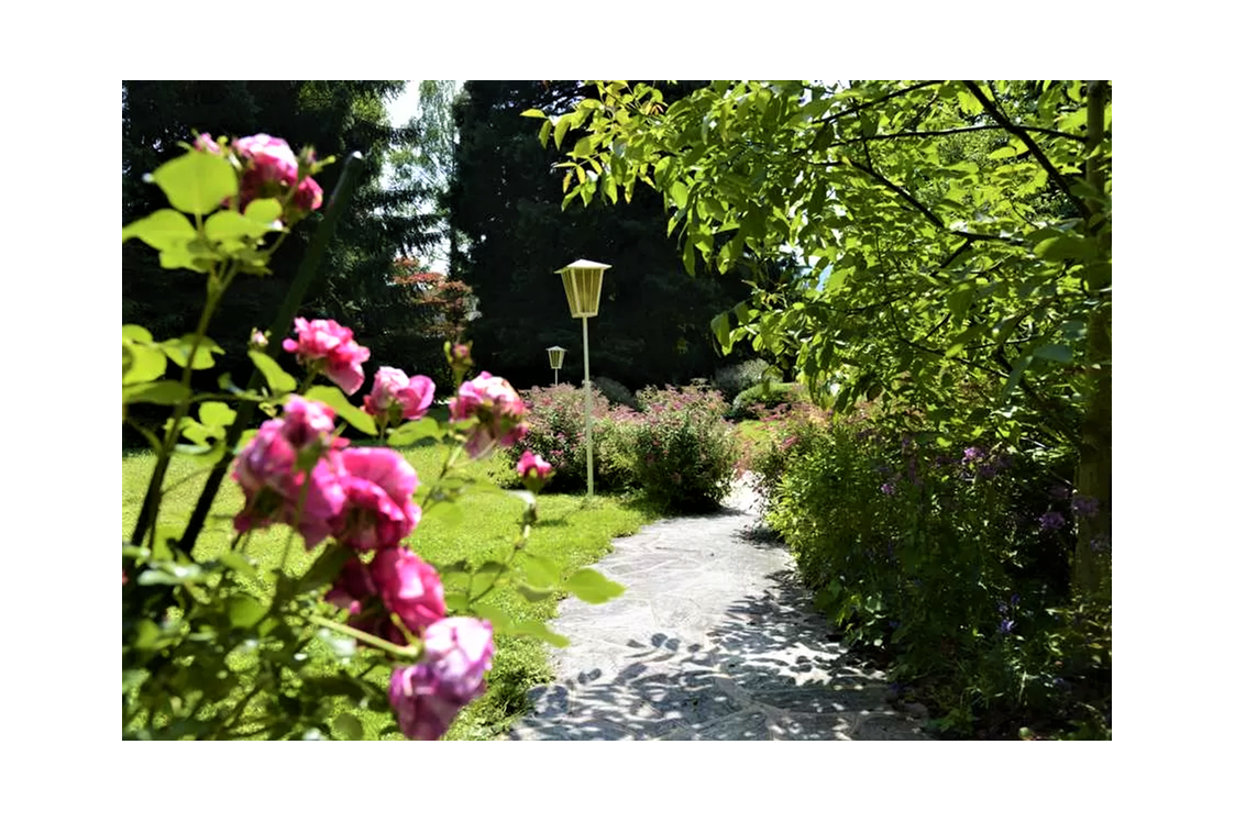 Urlaub am See: Hotel Seehof Mondsee Garten. Perfekt für romantische Spaziergänge - Hotel Seehof Mondsee