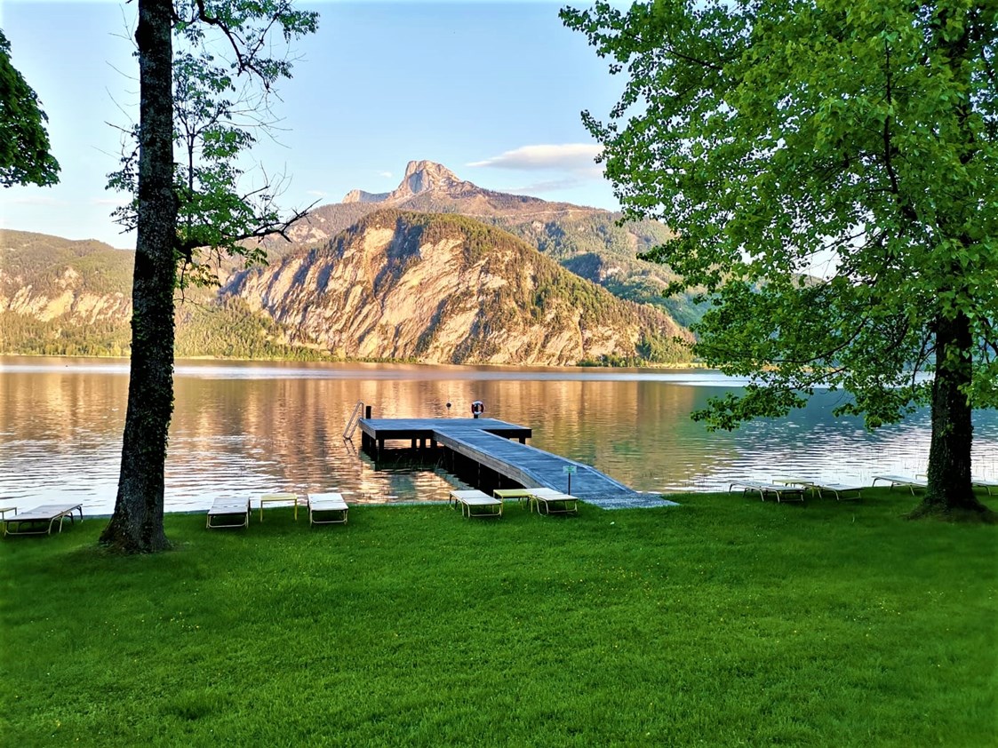 Urlaub am See: Bootsteg am Mondsee mit herrlichem Blick auf die Berge - Hotel Seehof Mondsee