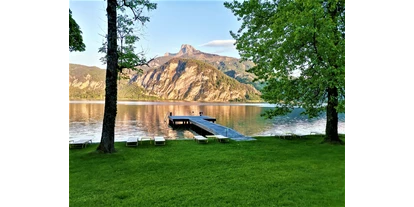 Hotels am See - Verpflegung: Frühstück - Bootsteg am Mondsee mit herrlichem Blick auf die Berge - Hotel Seehof Mondsee