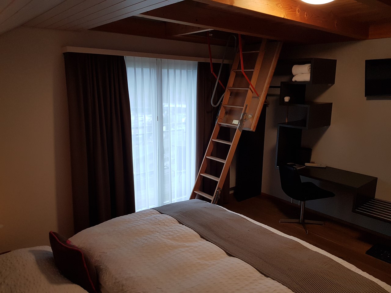 Panoramahotel-Restaurant Roggerli Zimmerkategorien Familienzimmer mit Seeblick und Balkon (geeignet für 2 Erwachsene und 2 Kinder ab 6 J.)