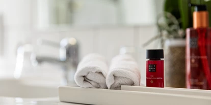 Hotels am See - Verpflegung: Frühstück - Pflegeprodukte im Badezimmer (Doppelzimmer 'Deluxe= - Hotel de Charme Römerhof
