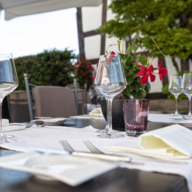 Urlaub am See: Gedeckter Tisch Terrasse - Hotel de Charme Römerhof