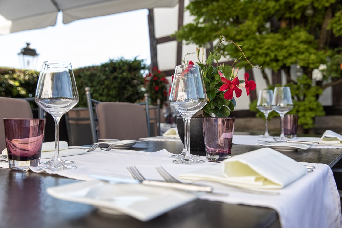 Urlaub am See: Gedeckter Tisch Terrasse - Hotel de Charme Römerhof