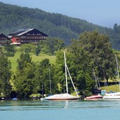 Urlaub am See - Blick vom Attersee auf das Hotel Haberl - Hotel Haberl - Attersee