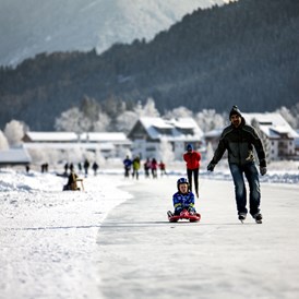 Urlaub am See: Eislaufen am Weissensee - Seehaus Winkler