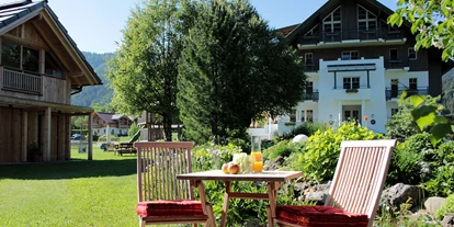 Hotels am See - Verpflegung: Frühstück - Terrasse beim Saunahaus - links das Spielhaus, dahinter der Volleyballplatz und der Fußballplatz und rechts hinten unser Seehaus - Seehaus Winkler