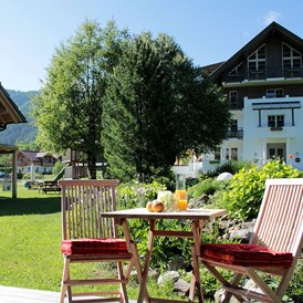 Urlaub am See: Terrasse beim Saunahaus - links das Spielhaus, dahinter der Volleyballplatz und der Fußballplatz und rechts hinten unser Seehaus - Seehaus Winkler
