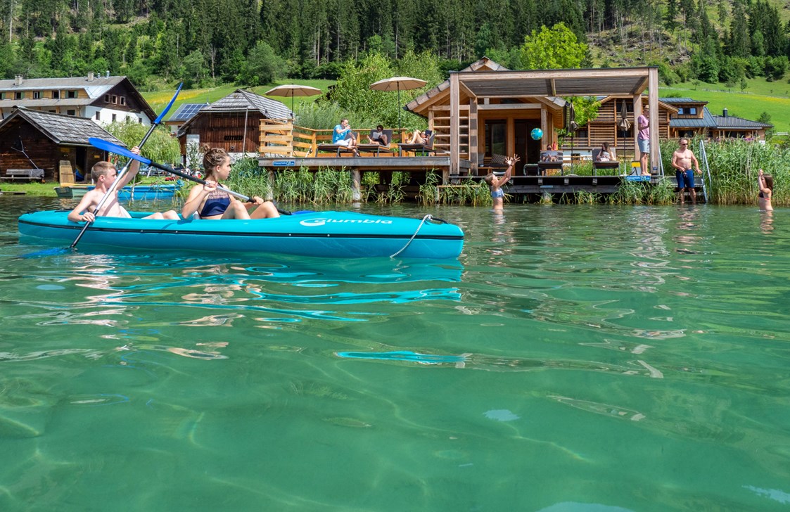 Urlaub am See: Badesteg mit Badehaus. Ein Ruderboot und 2 Stück 2er Kanus stehen Ihnen exklusiv zur Verfügung. - Im Franzerl am Weissensee