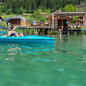 Urlaub am See: Badesteg mit Badehaus. Ein Ruderboot und 2 Stück 2er Kanus stehen Ihnen exklusiv zur Verfügung. - Im Franzerl am Weissensee