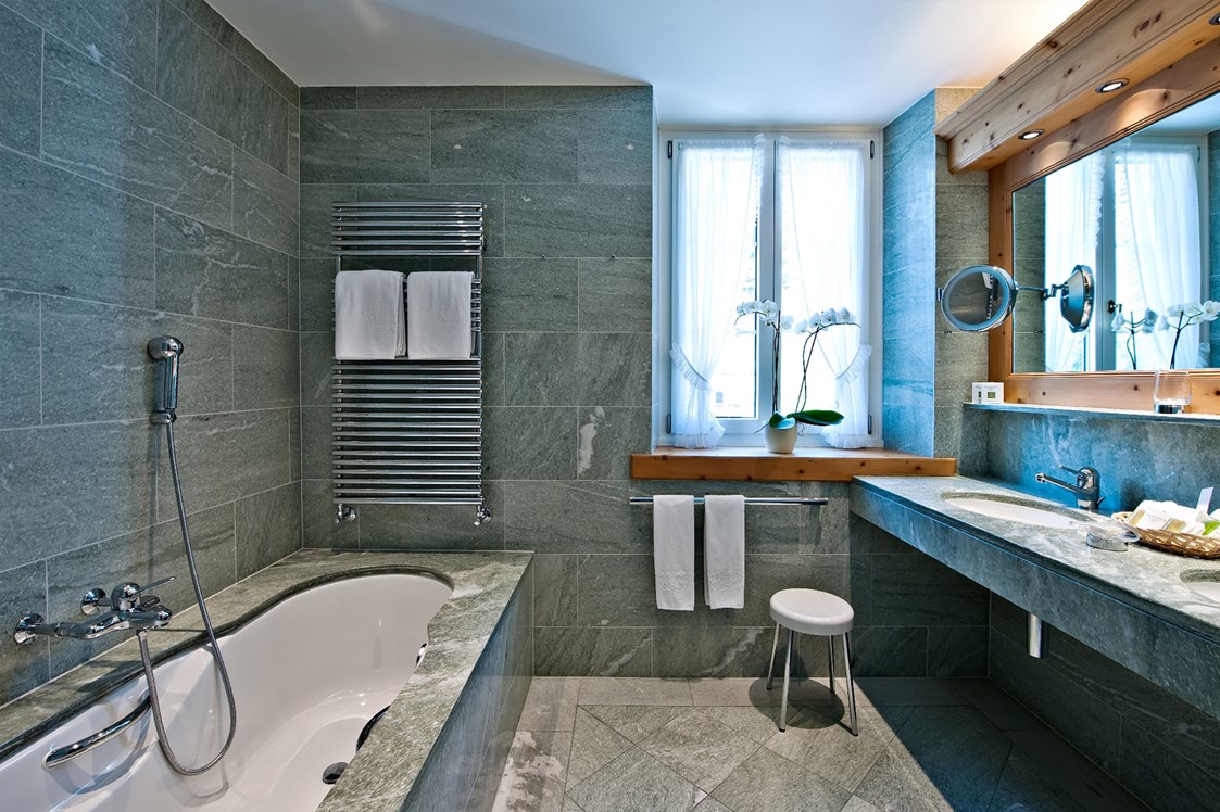 Urlaub am See: Badezimmer mit Granit und Marmor aus der Umgebung - Parkhotel Margna