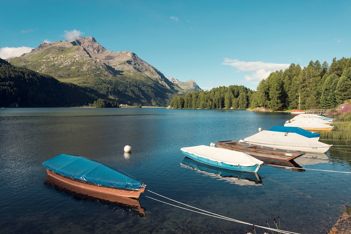 Urlaub am See: Hoteleigenes Ruderboot auf dem Silsersee - Parkhotel Margna