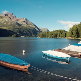 Urlaub am See: Hoteleigenes Ruderboot auf dem Silsersee - Parkhotel Margna