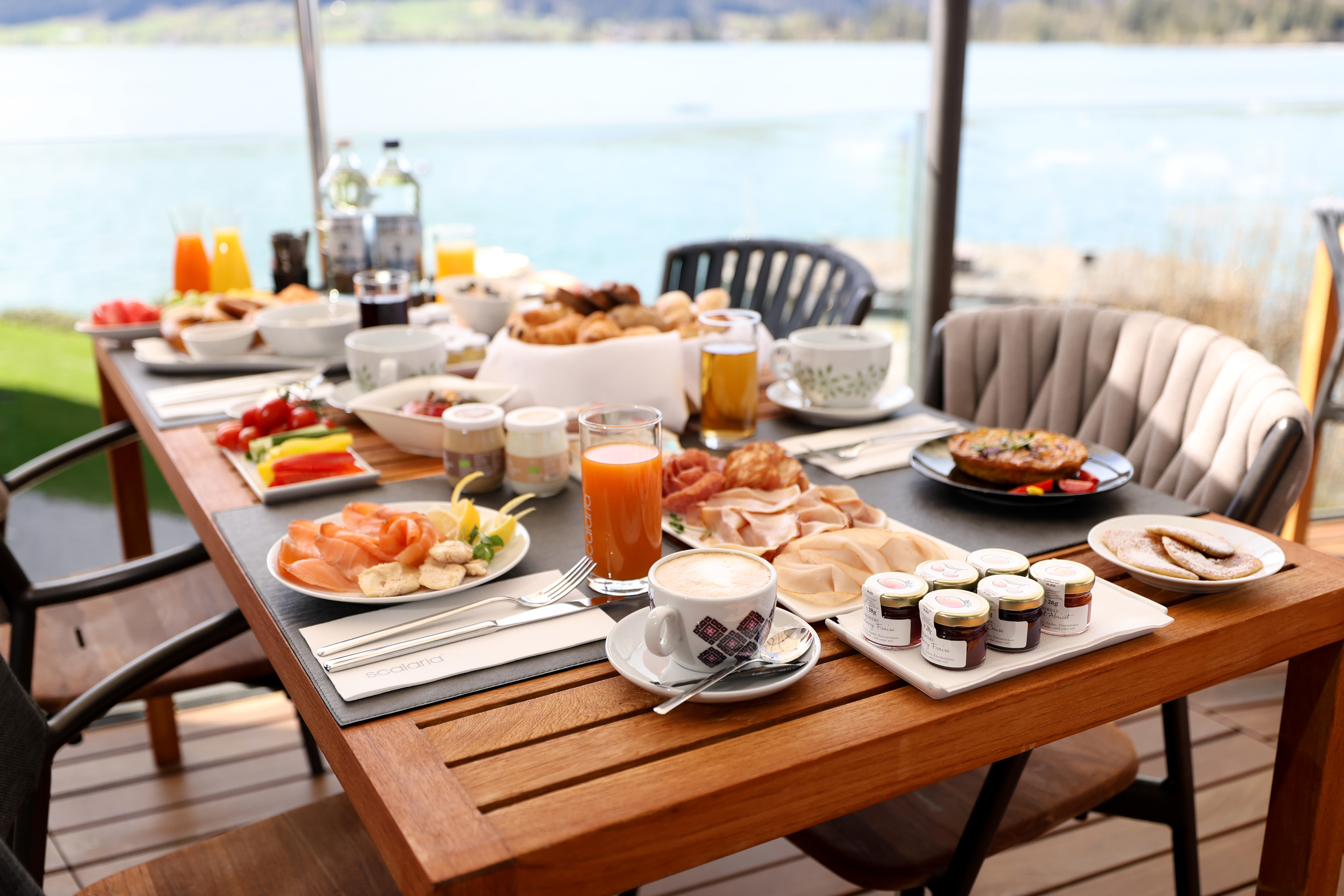 Urlaub am See: Frühstück auf der Terrasse mit Seeblick - scalaria sunset wing ****s 