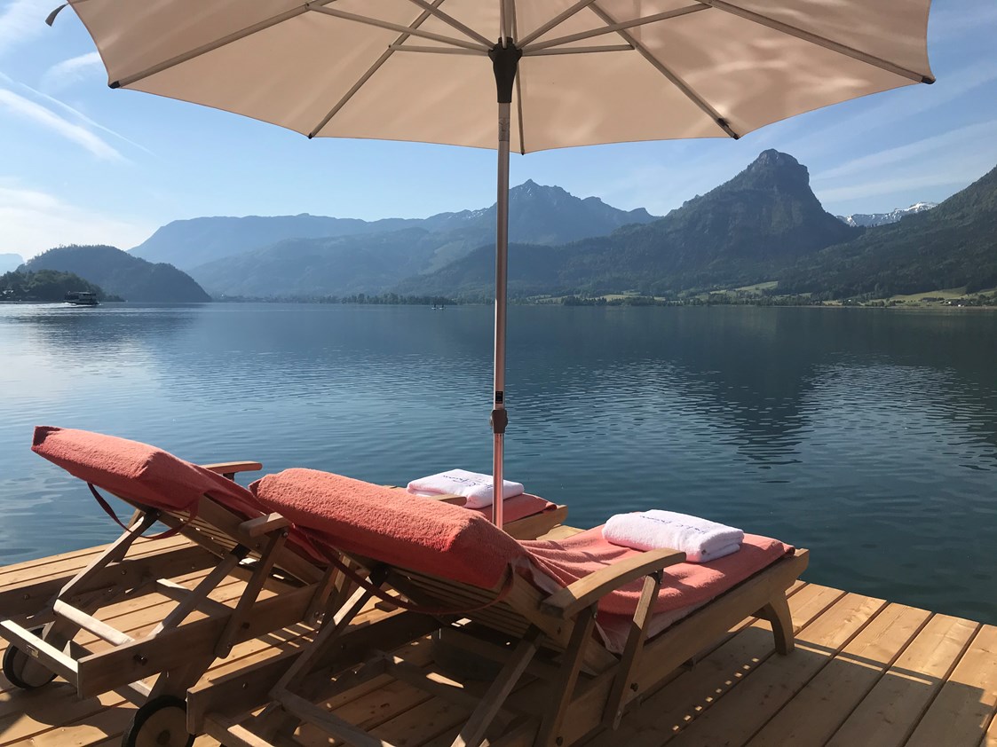 Urlaub am See: Für Sie reserviert : gepolsterte Sonnenliegen direkt am Wolfgangsee
 - Hotel Furian