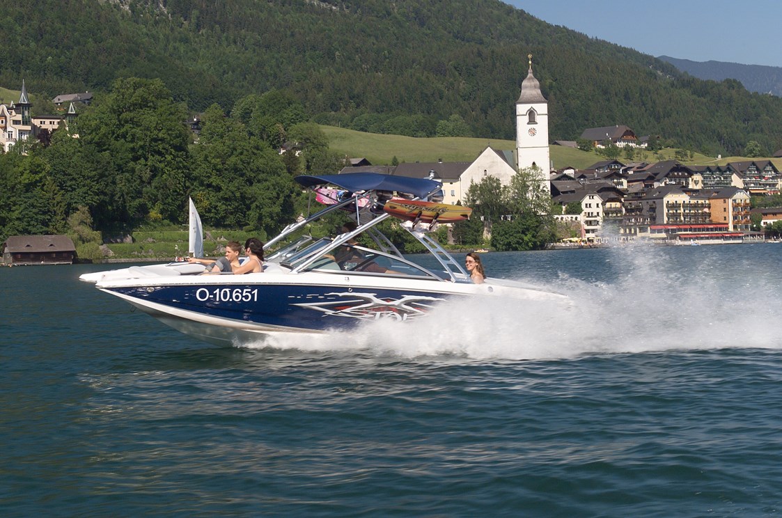 Urlaub am See: Motorbootrundfahrten mit Erklärung zu den schönsten Plätzen am Wolfgangsee - Hotel Furian