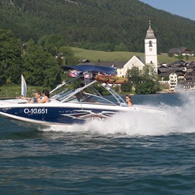 Urlaub am See: Motorbootrundfahrten mit Erklärung zu den schönsten Plätzen am Wolfgangsee - Hotel Furian