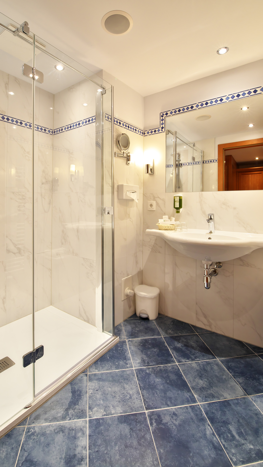 Urlaub am See: Badzimmer  - Hotel Weisser Hirsch