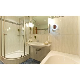 Urlaub am See: Badezimmer (Badewanne & Dusche)
WC extra - Seeböckenhotel Zum Weissen Hirschen