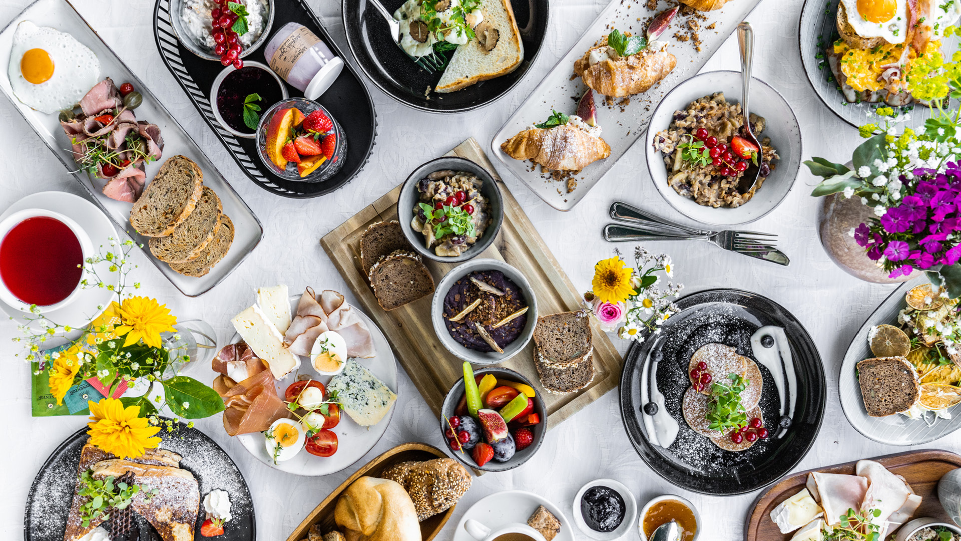 Urlaub am See: Frühstück mit täglich wechselnden Specials - Hotel Peter am Wolfgangsee