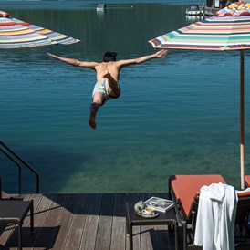 Urlaub am See: Liegebereich direkt am See - Cortisen am See****s