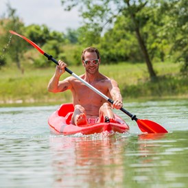Urlaub am See: Kanu fahren am hauseigenen Badesee - VILA VITA Pannonia