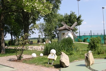 Urlaub am See: Minigolfplatz in unserer Anlage - VILA VITA Pannonia