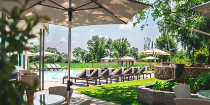 Hotels am See - Verpflegung: Frühstück - beheizter Pool Outdoor angrenzend zum Wellness Bistro - VILA VITA Pannonia